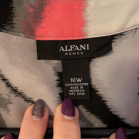 Sleeveless Blouse - Picture 2 of 3